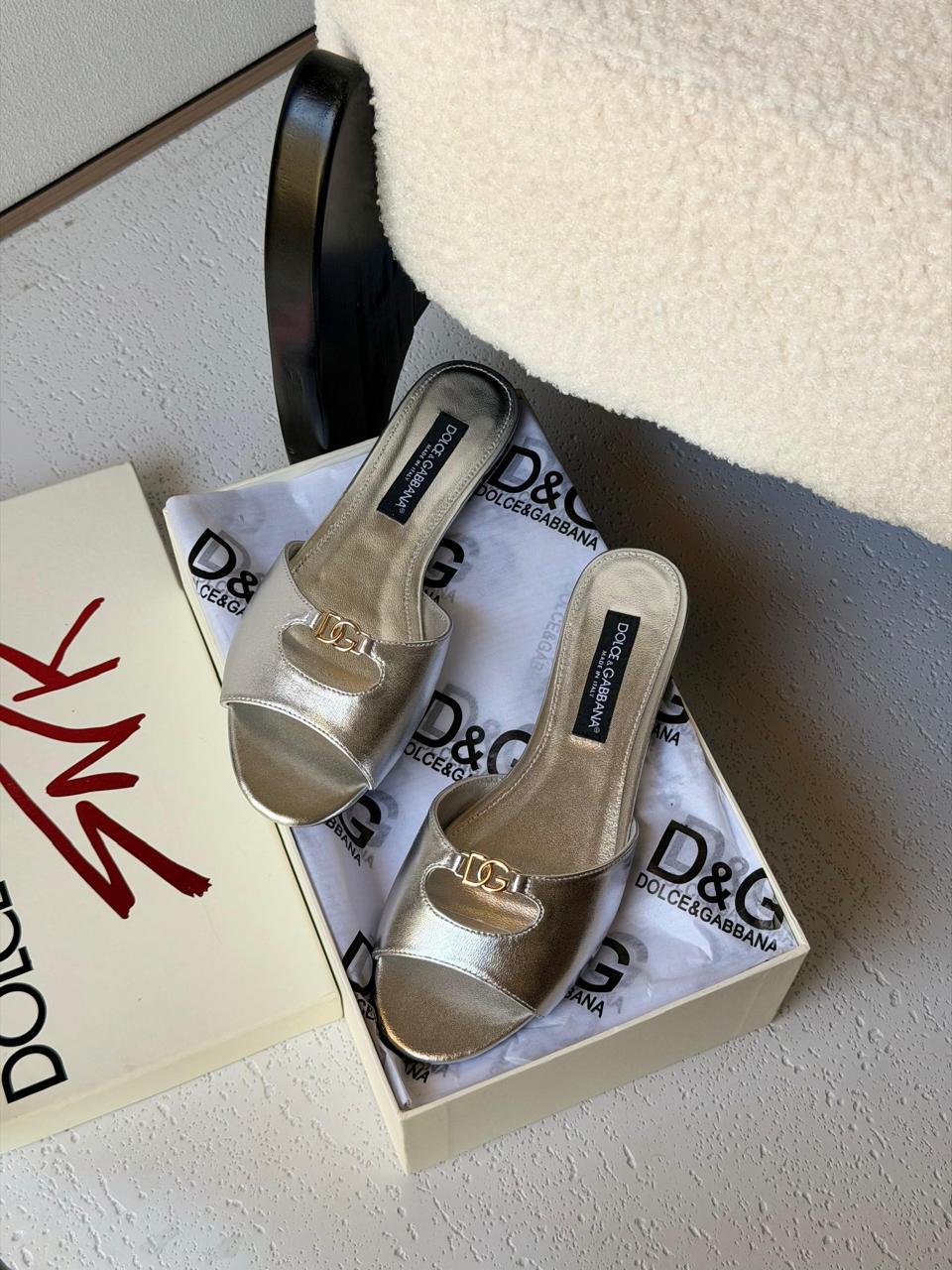 Ladies flats
