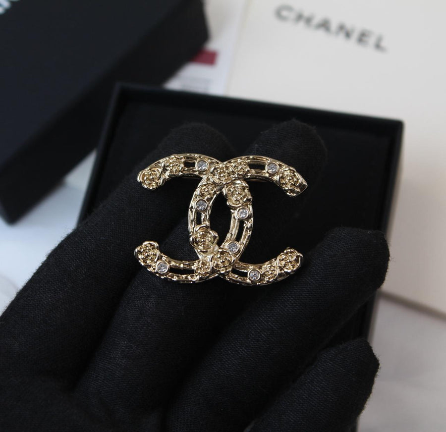Bracelets & brooches