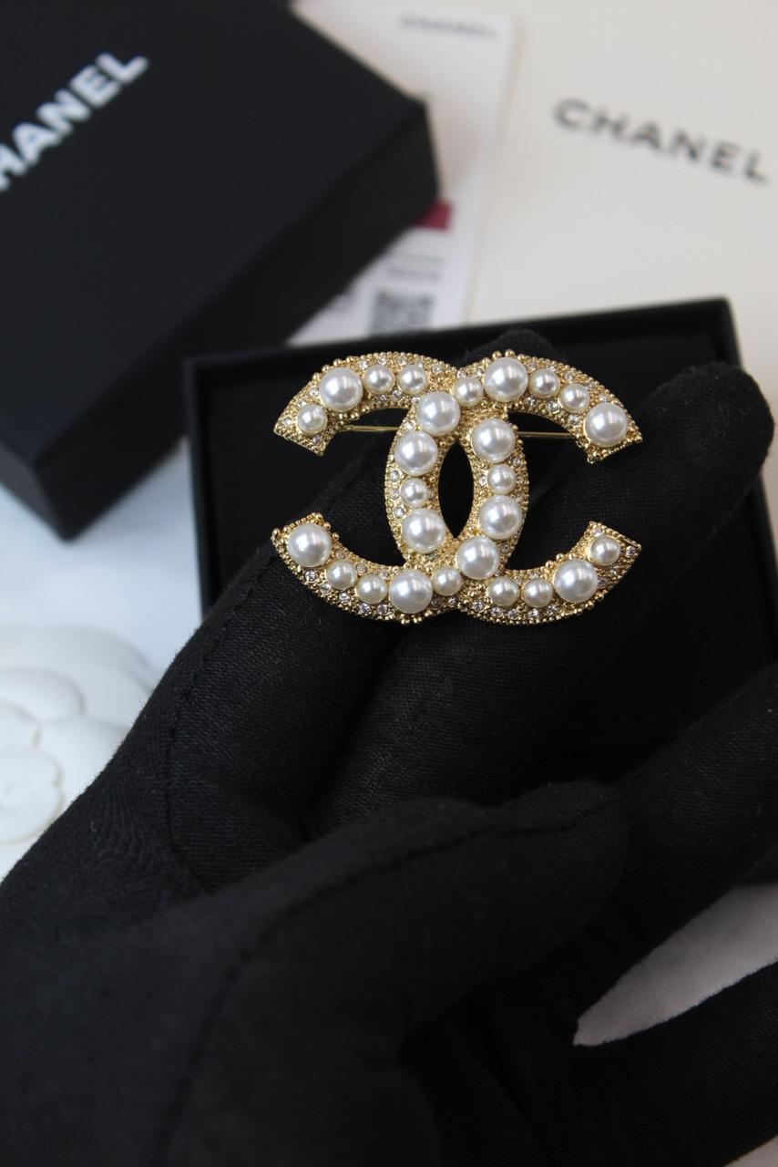 Bracelets & brooches