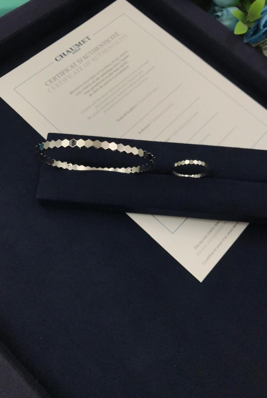 Bracelets & brooches