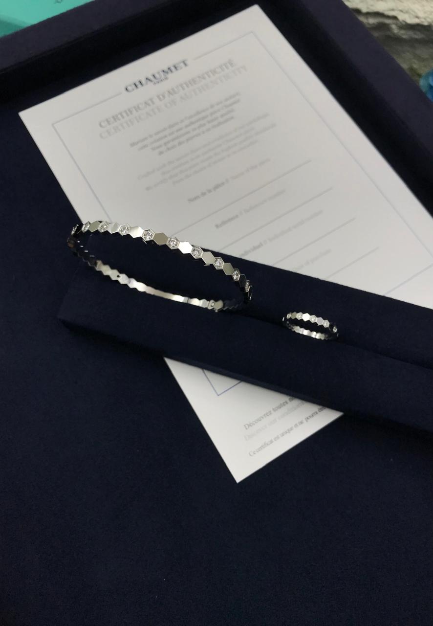 Bracelets & brooches