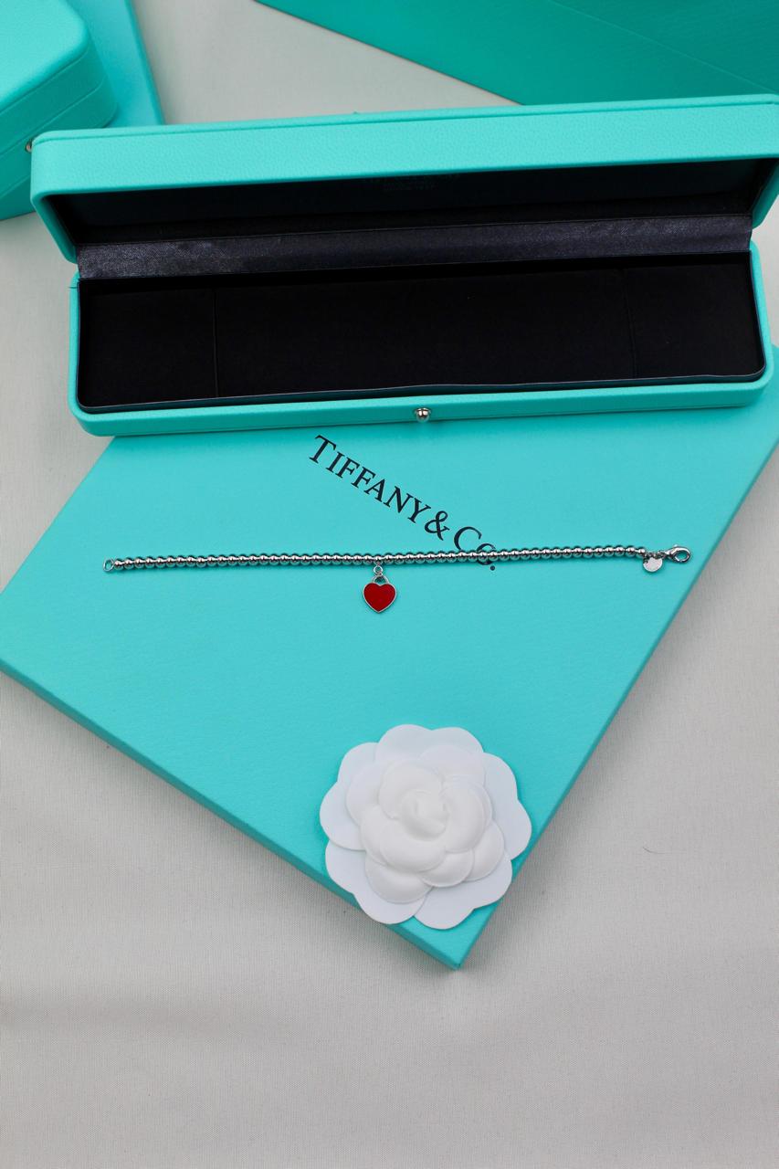 Bracelets & brooches