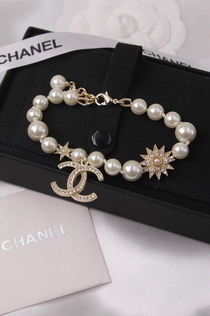 Bracelets & brooches