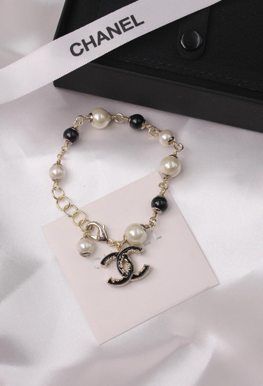 Bracelets & brooches