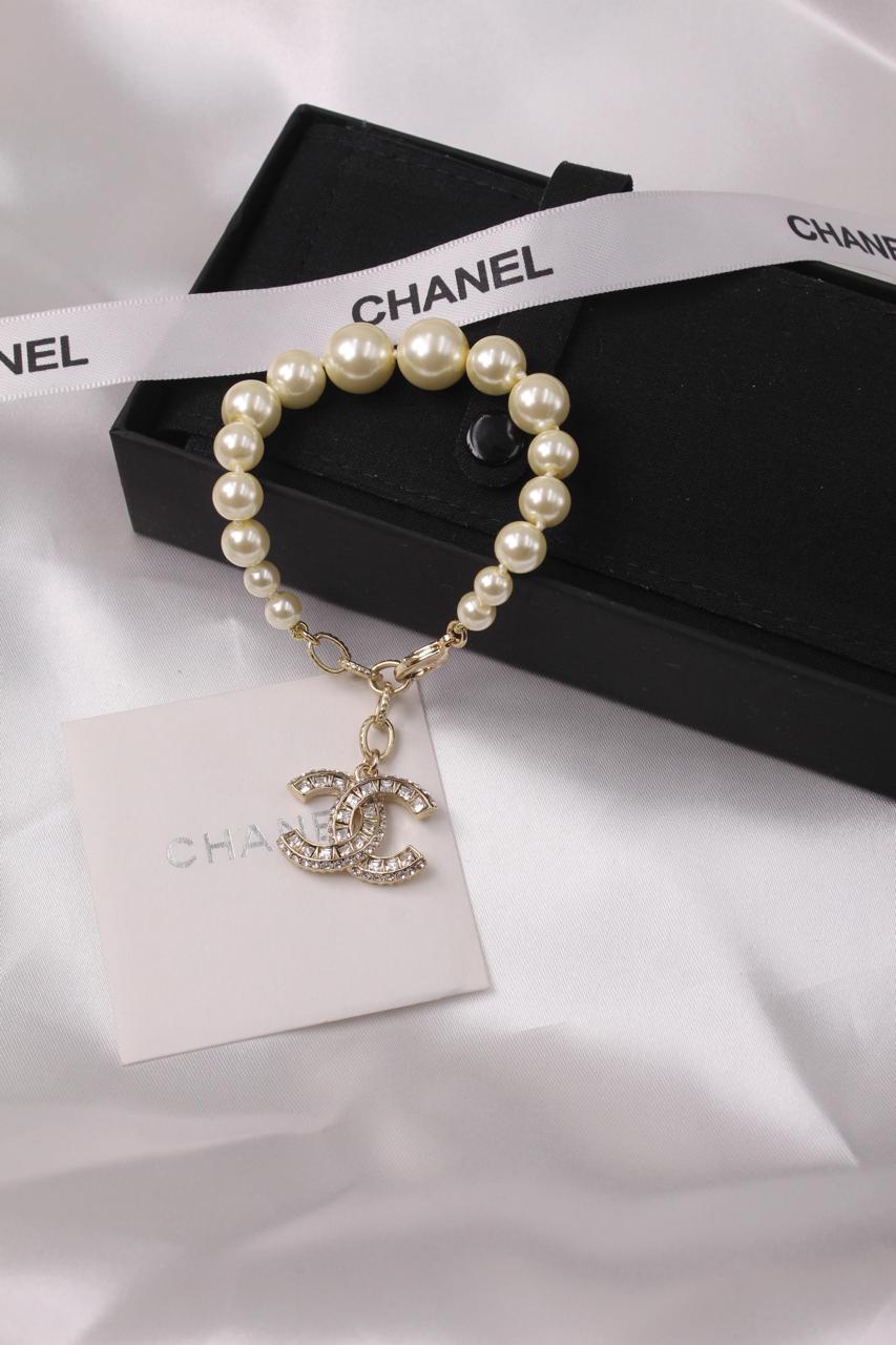 Bracelets & brooches