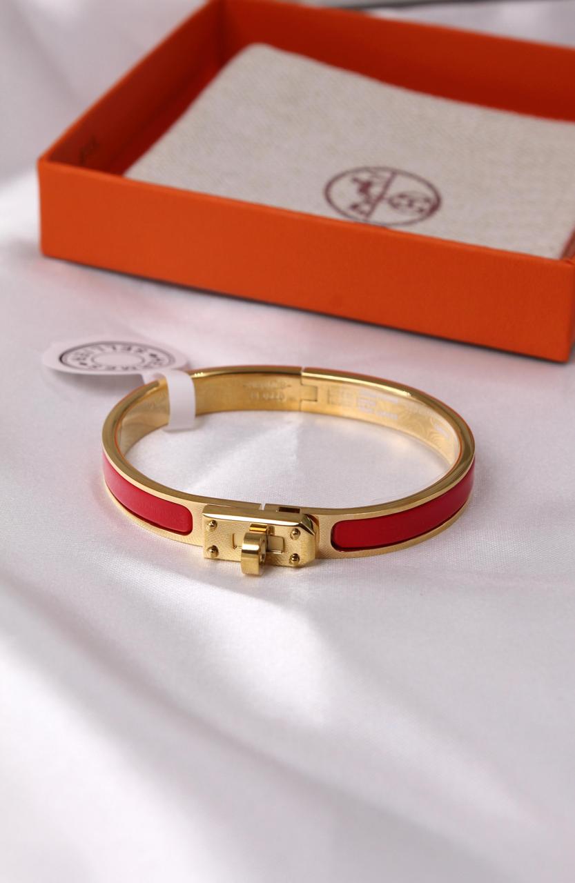 Bracelets & brooches