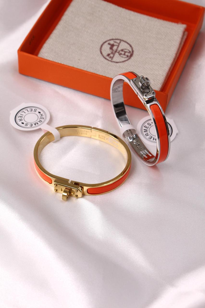 Bracelets & brooches