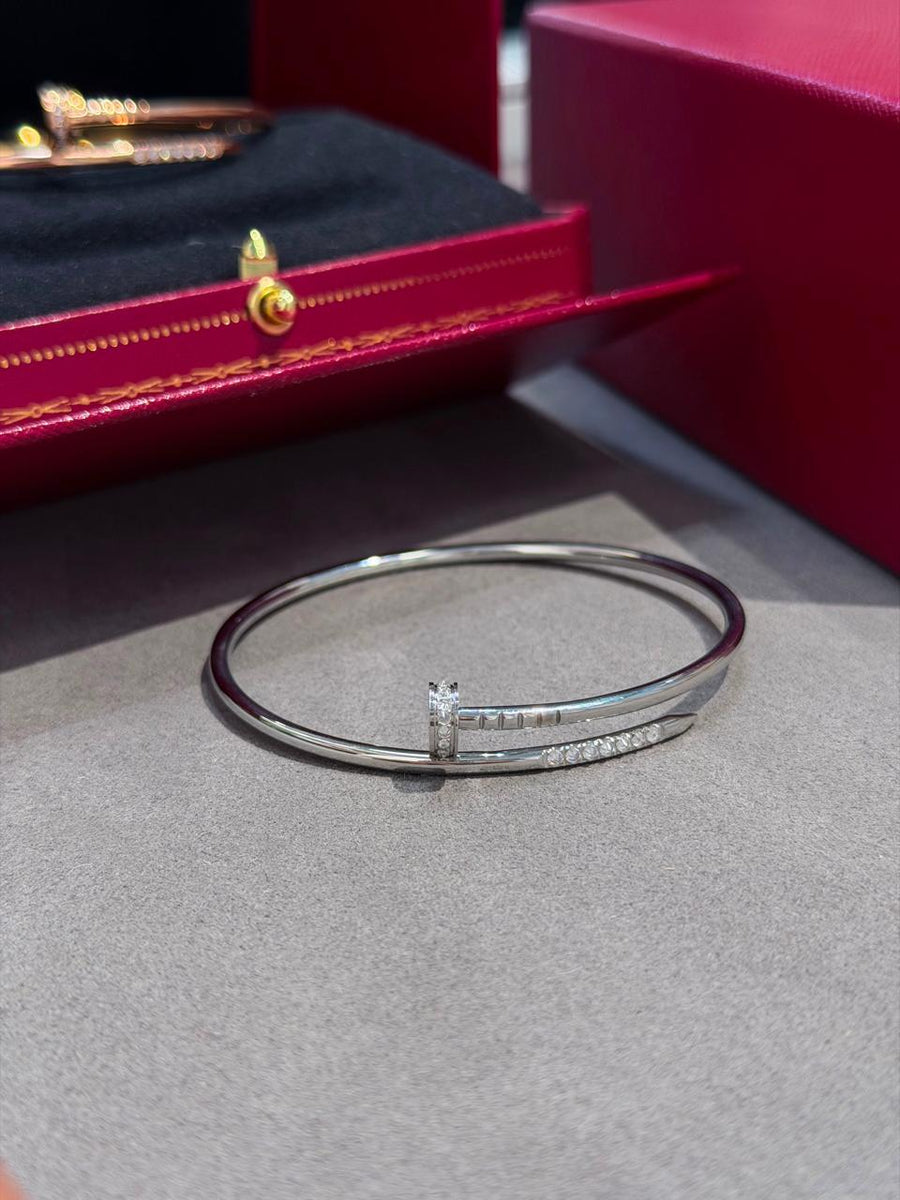 Bracelets & brooches
