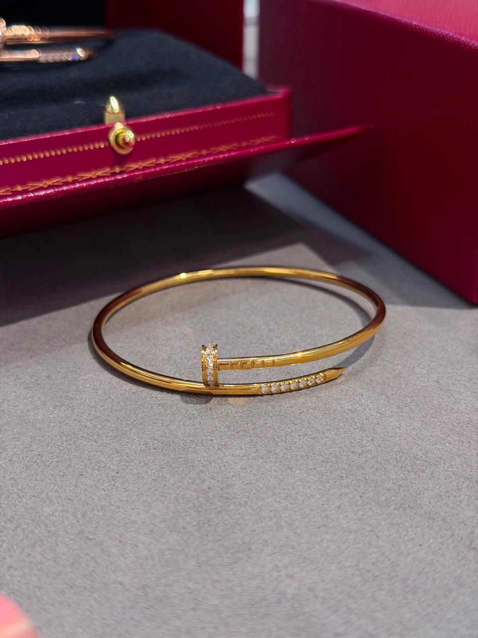 Bracelets & brooches