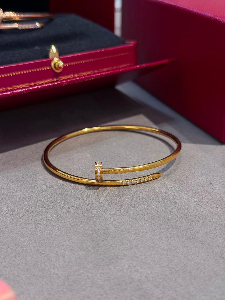Bracelets & brooches
