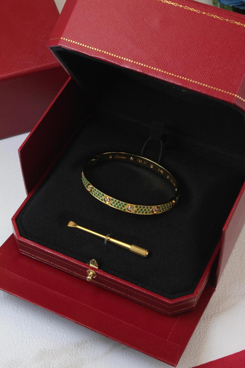 Bracelets & brooches