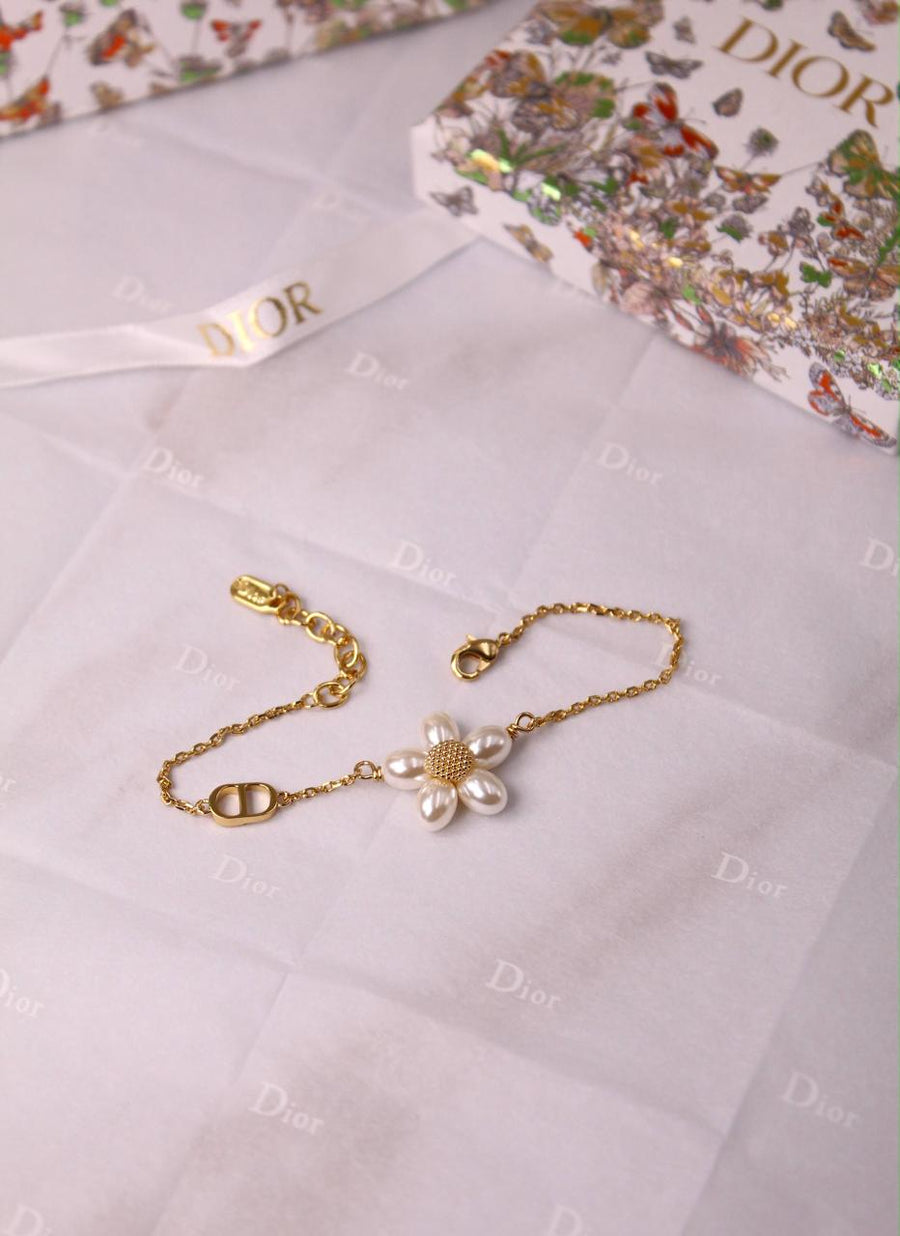 Bracelets & brooches