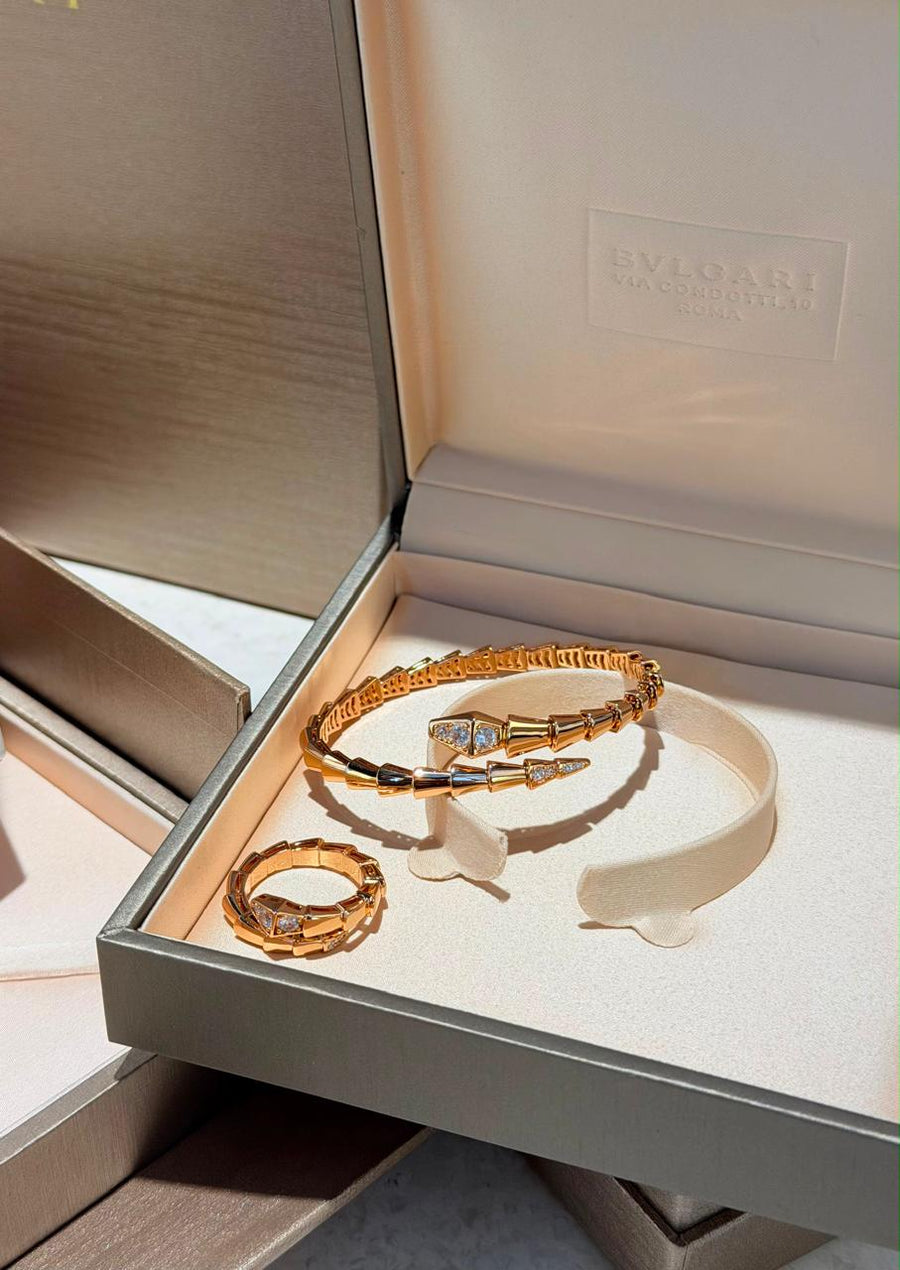 Bracelets & brooches