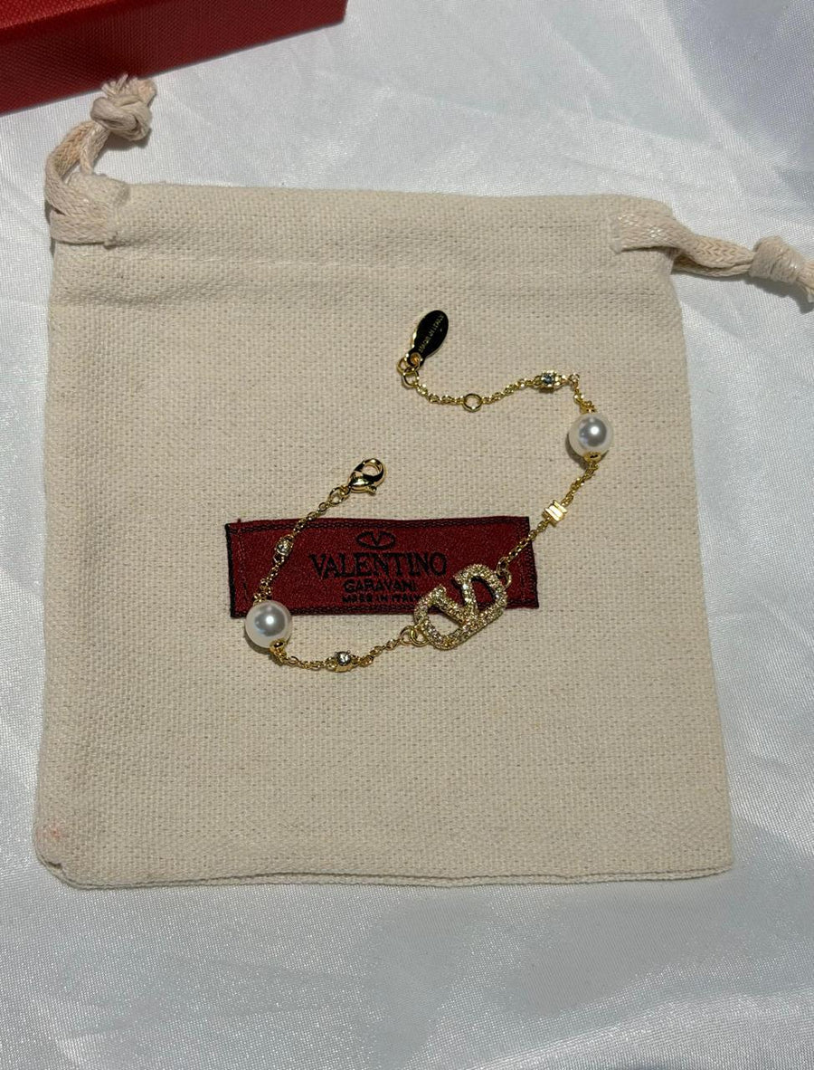 Bracelets & brooches