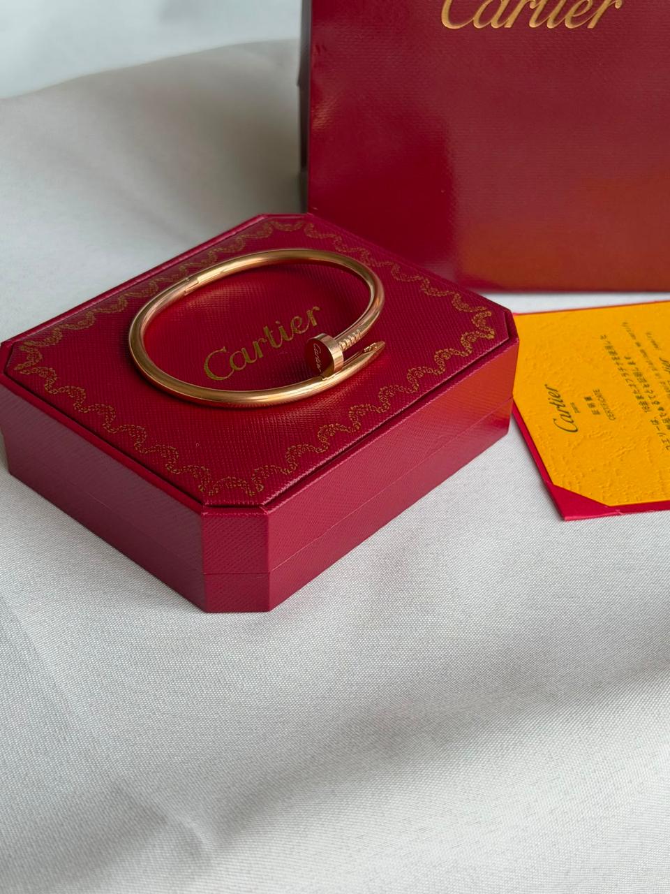 Bracelets & brooches