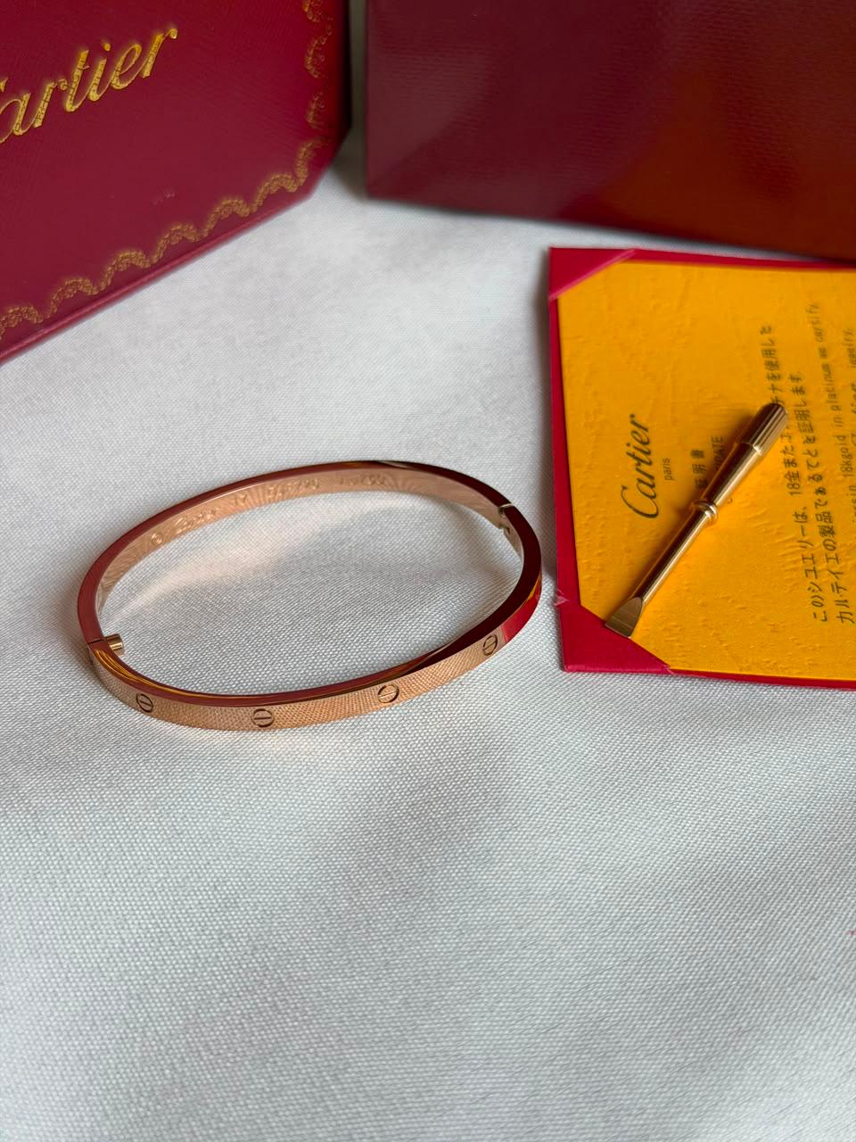 Bracelets & brooches