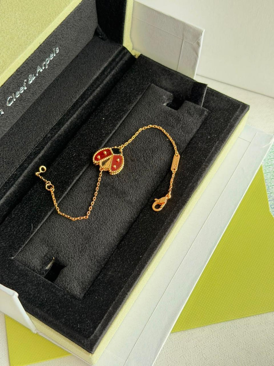 Bracelets & brooches