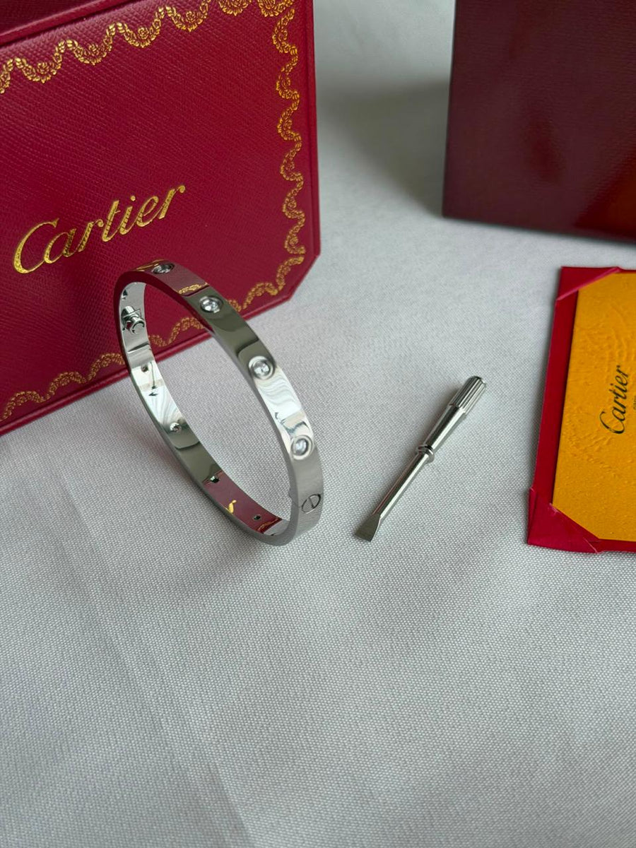 Bracelets & brooches