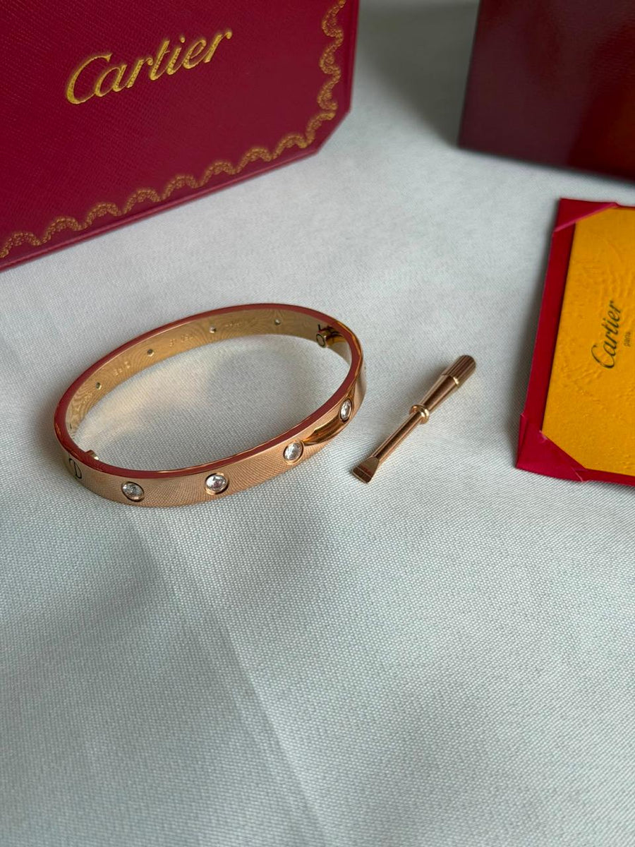 Bracelets & brooches