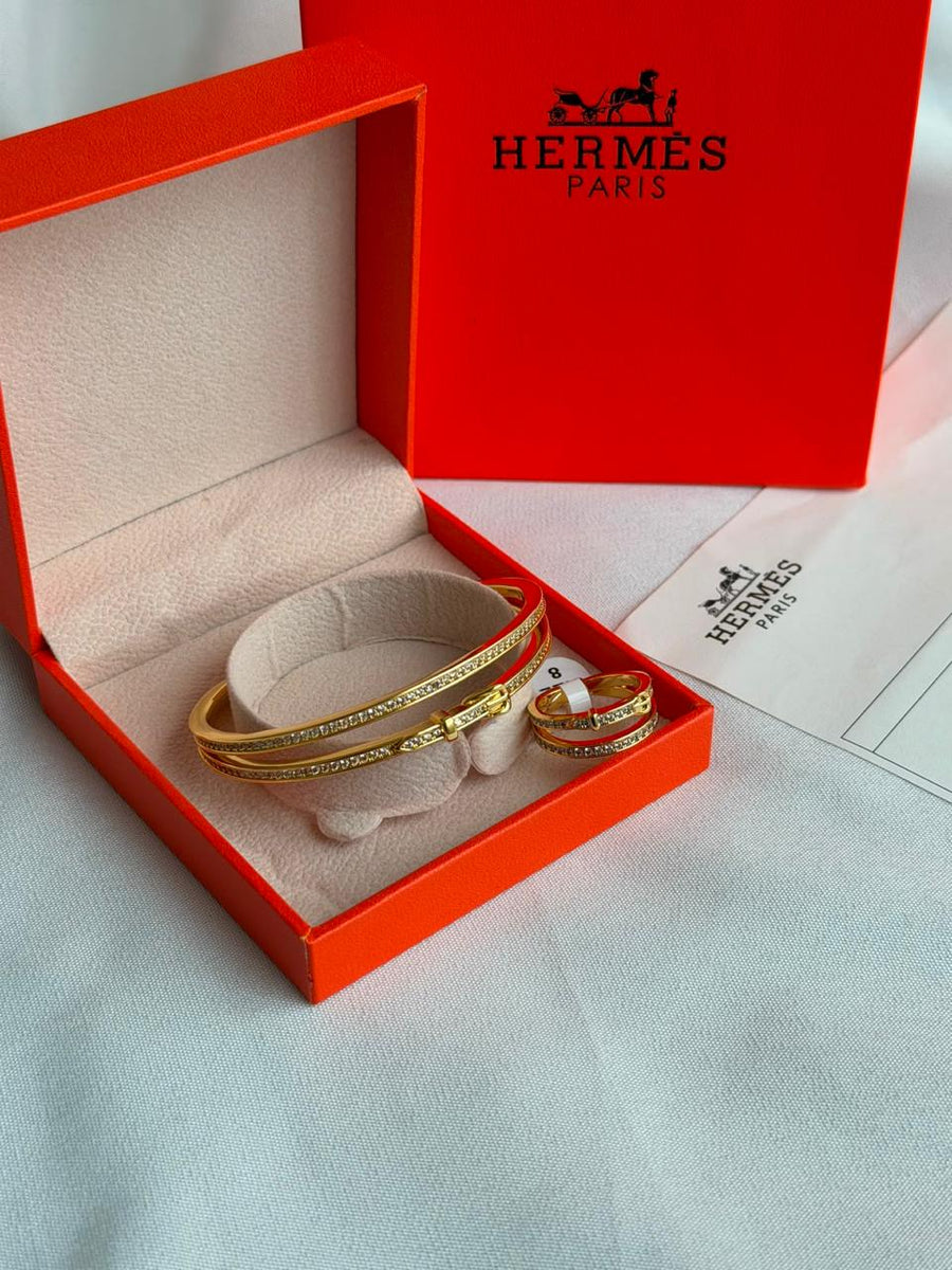 Bracelets & brooches