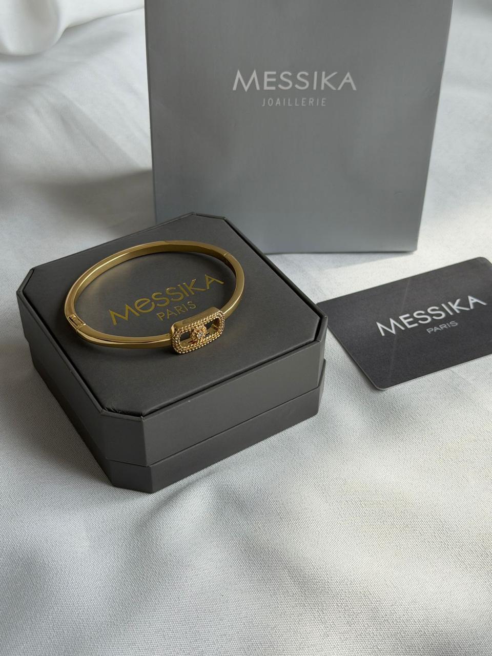Bracelets & brooches