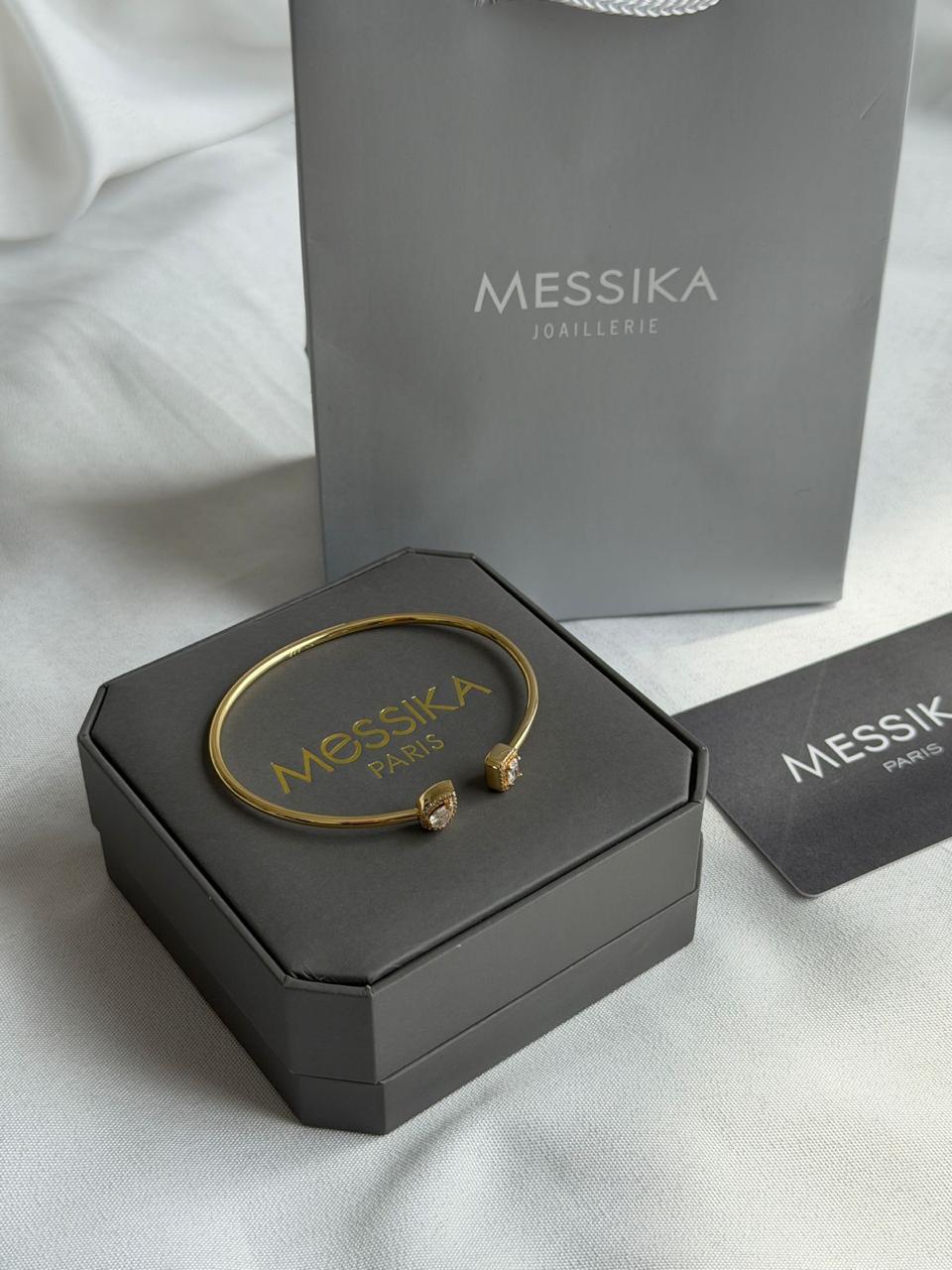 Bracelets & brooches
