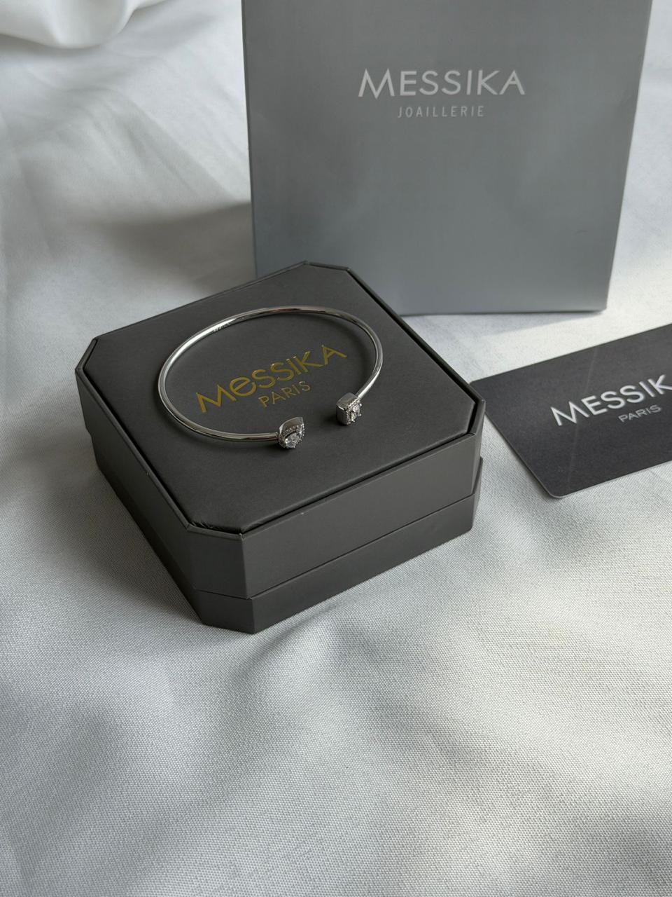 Bracelets & brooches