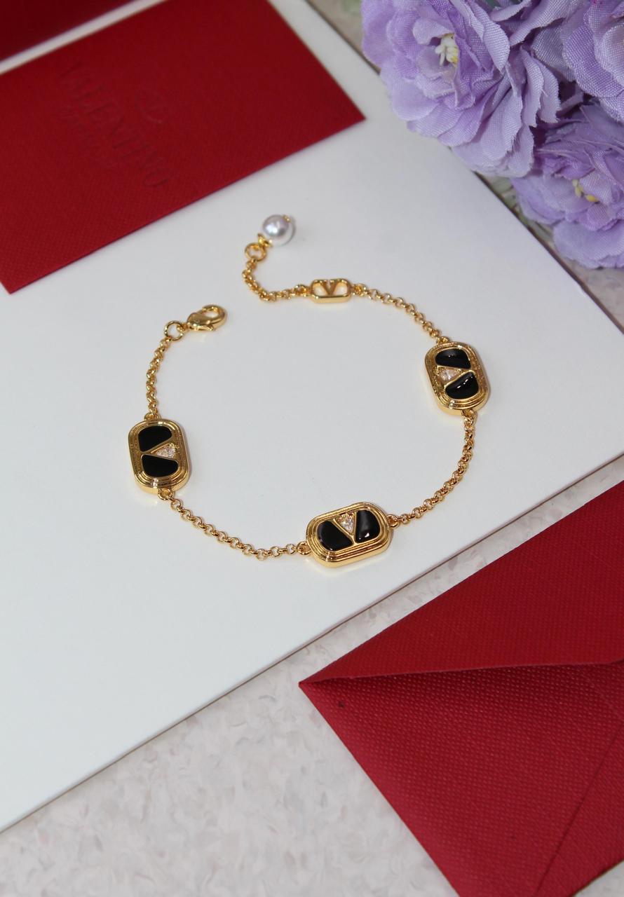 Bracelets & brooches