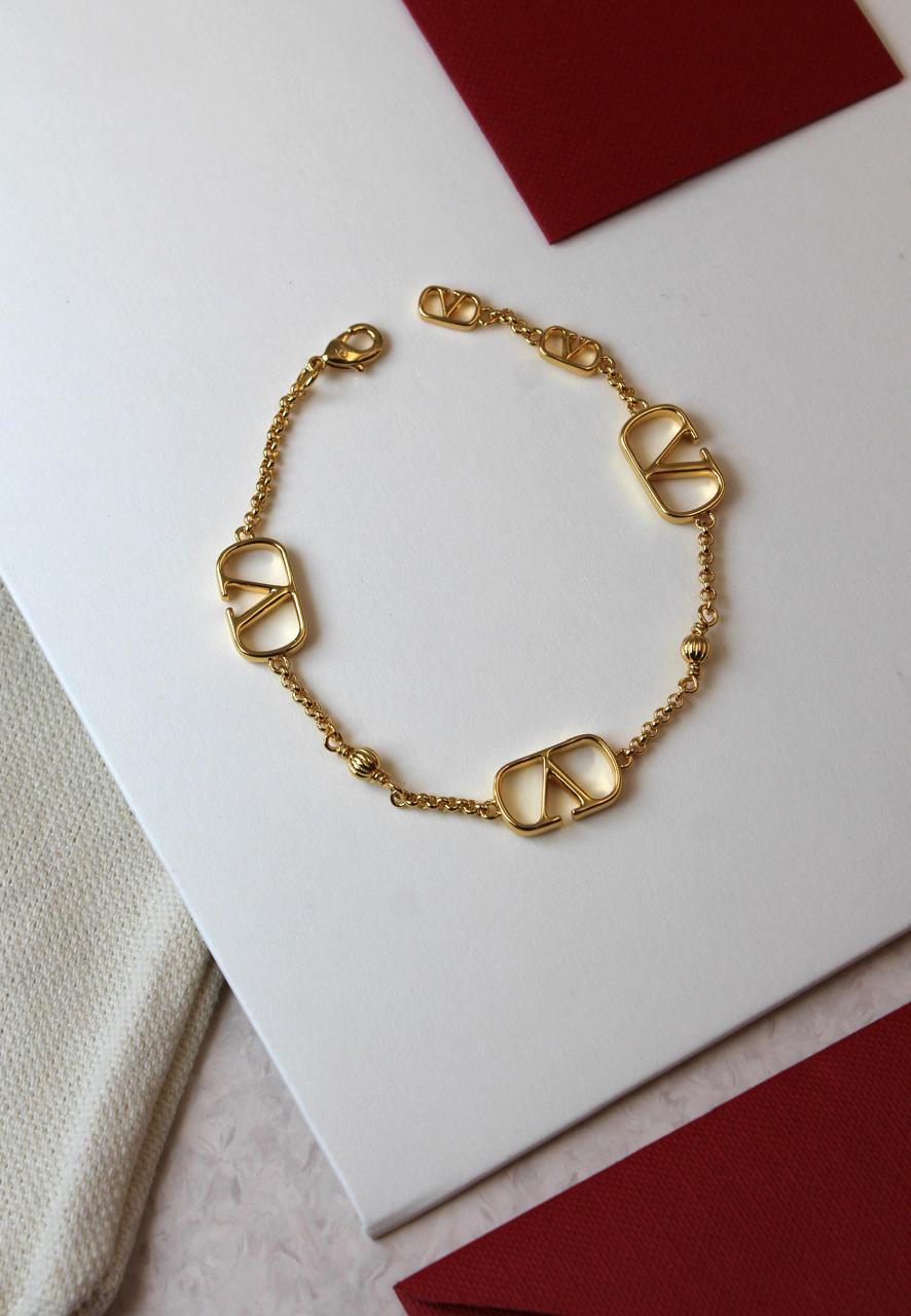Bracelets & brooches