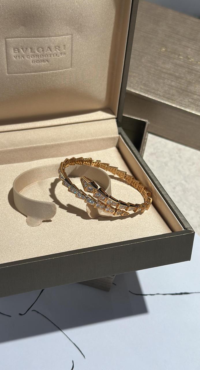 Bracelets & brooches
