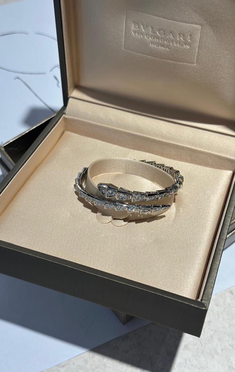 Bracelets & brooches