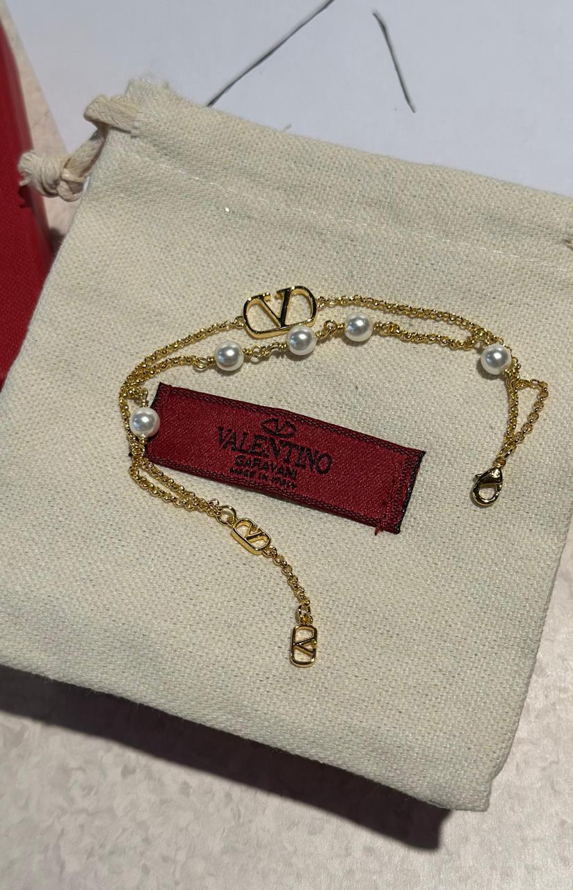 Bracelets & brooches