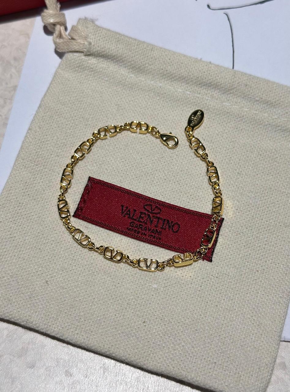 Bracelets & brooches