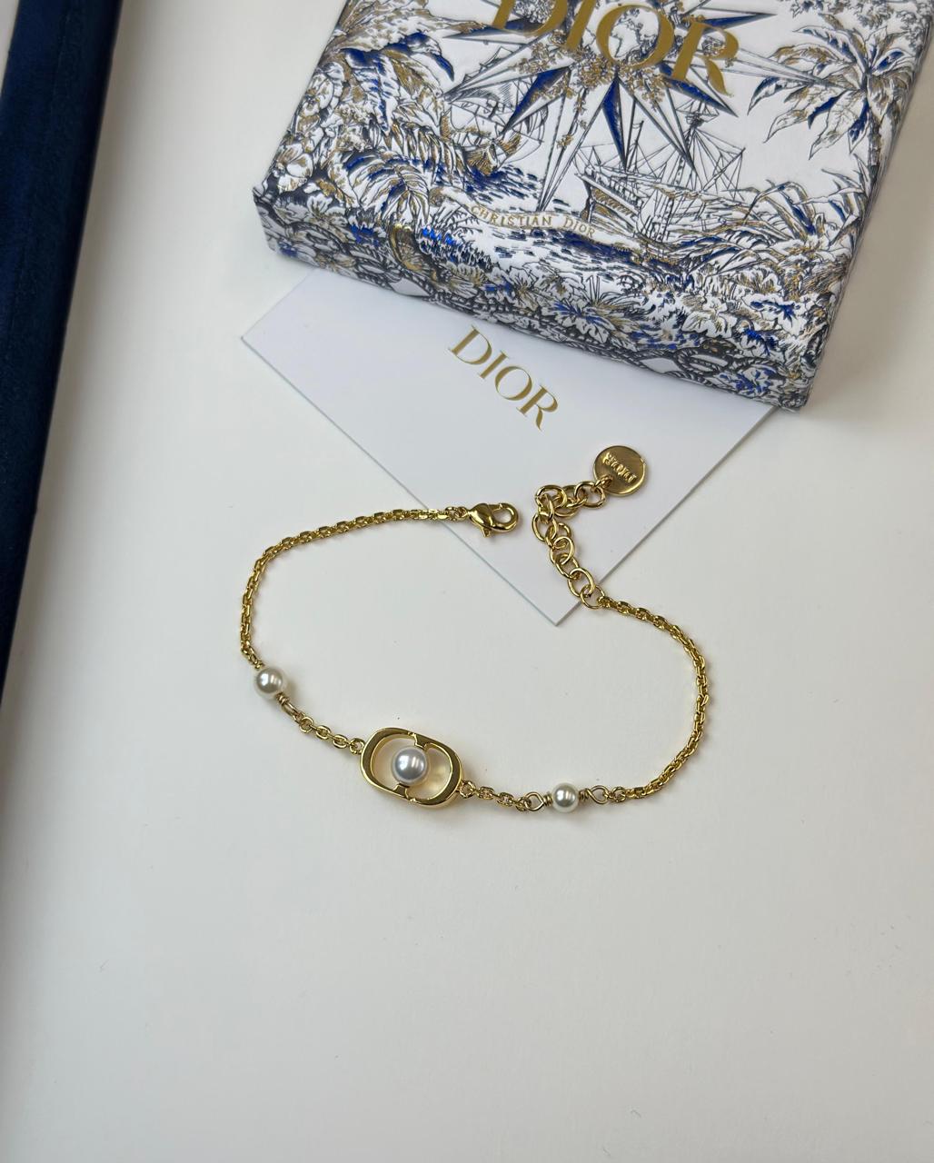 Bracelets & brooches