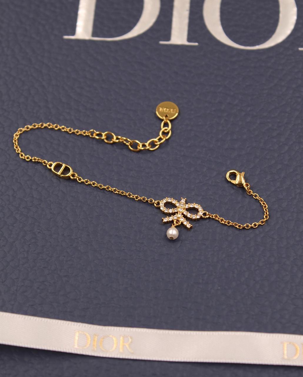 Bracelets & brooches