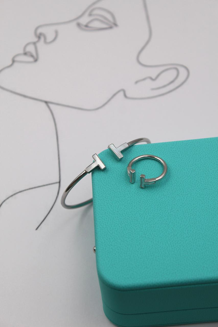 Bracelets & brooches