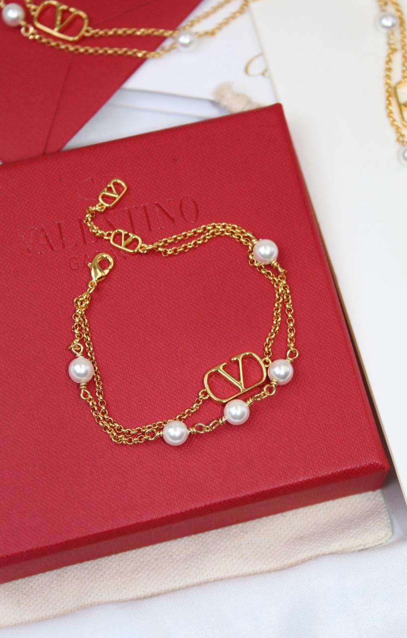 Bracelets & brooches