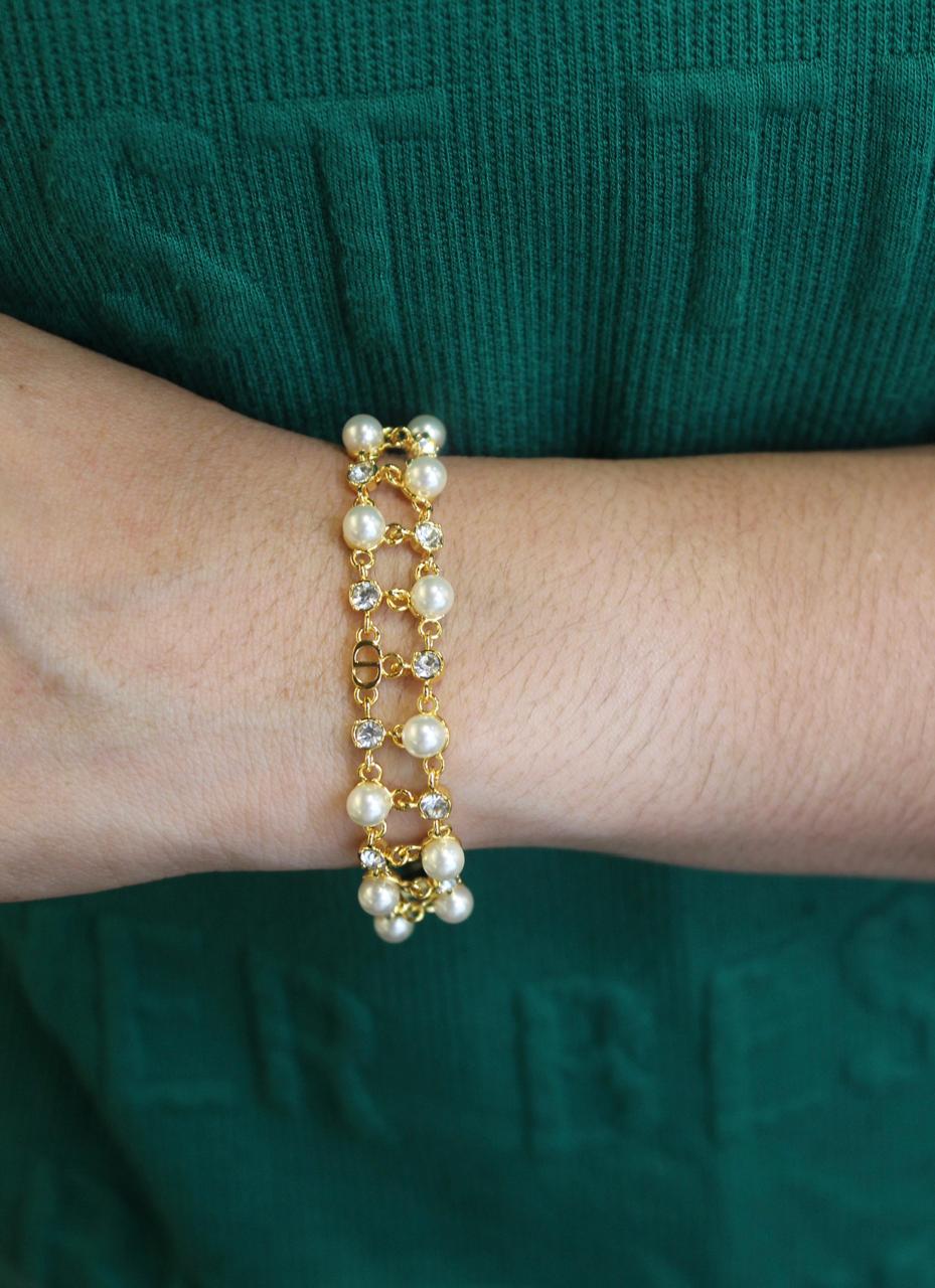 Bracelets & brooches