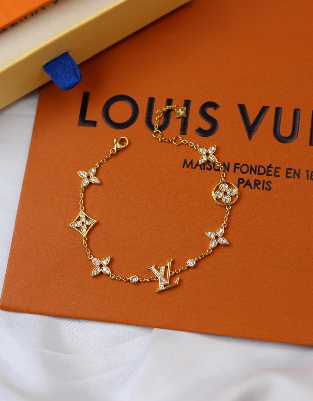 Bracelets & brooches