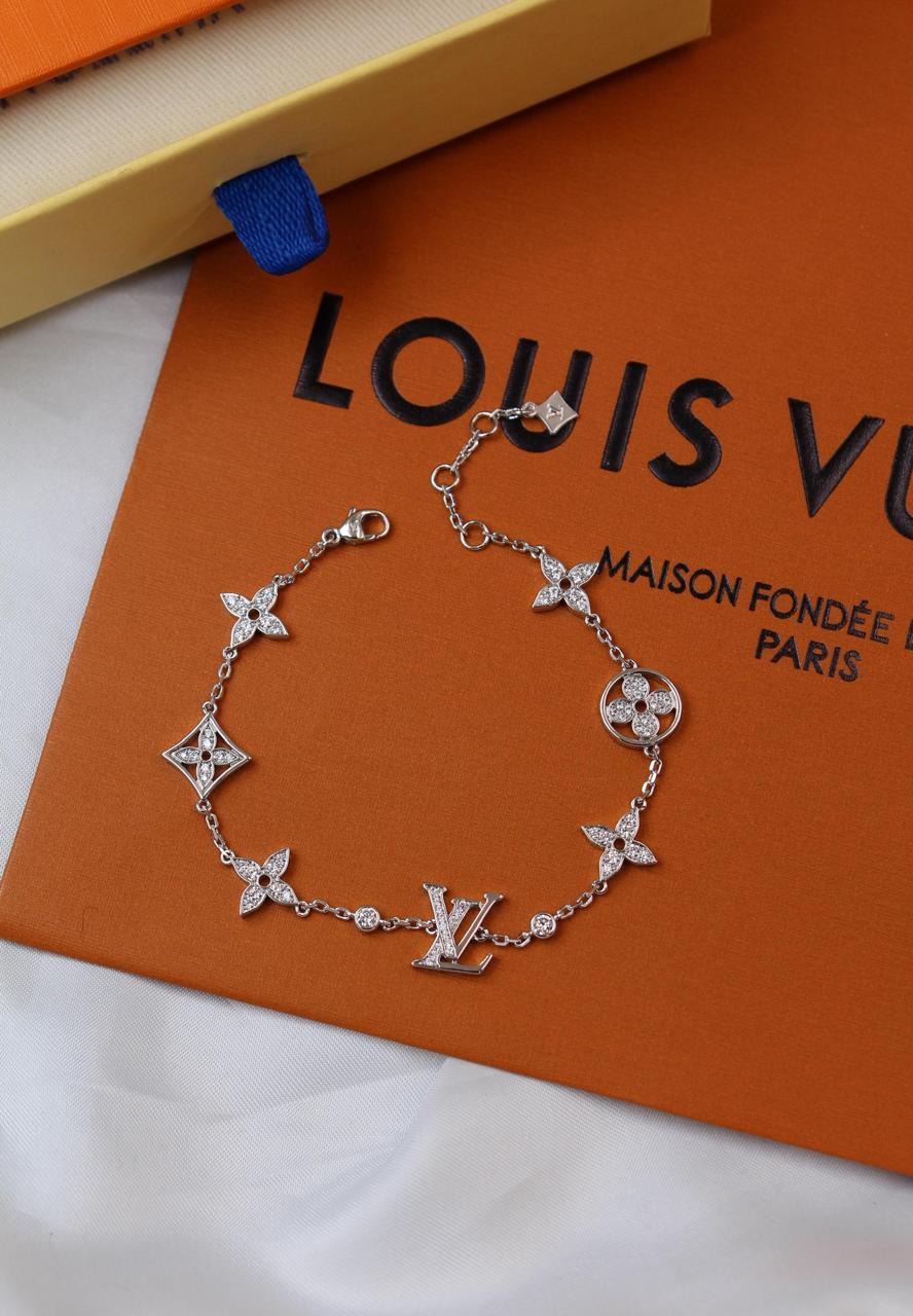 Bracelets & brooches