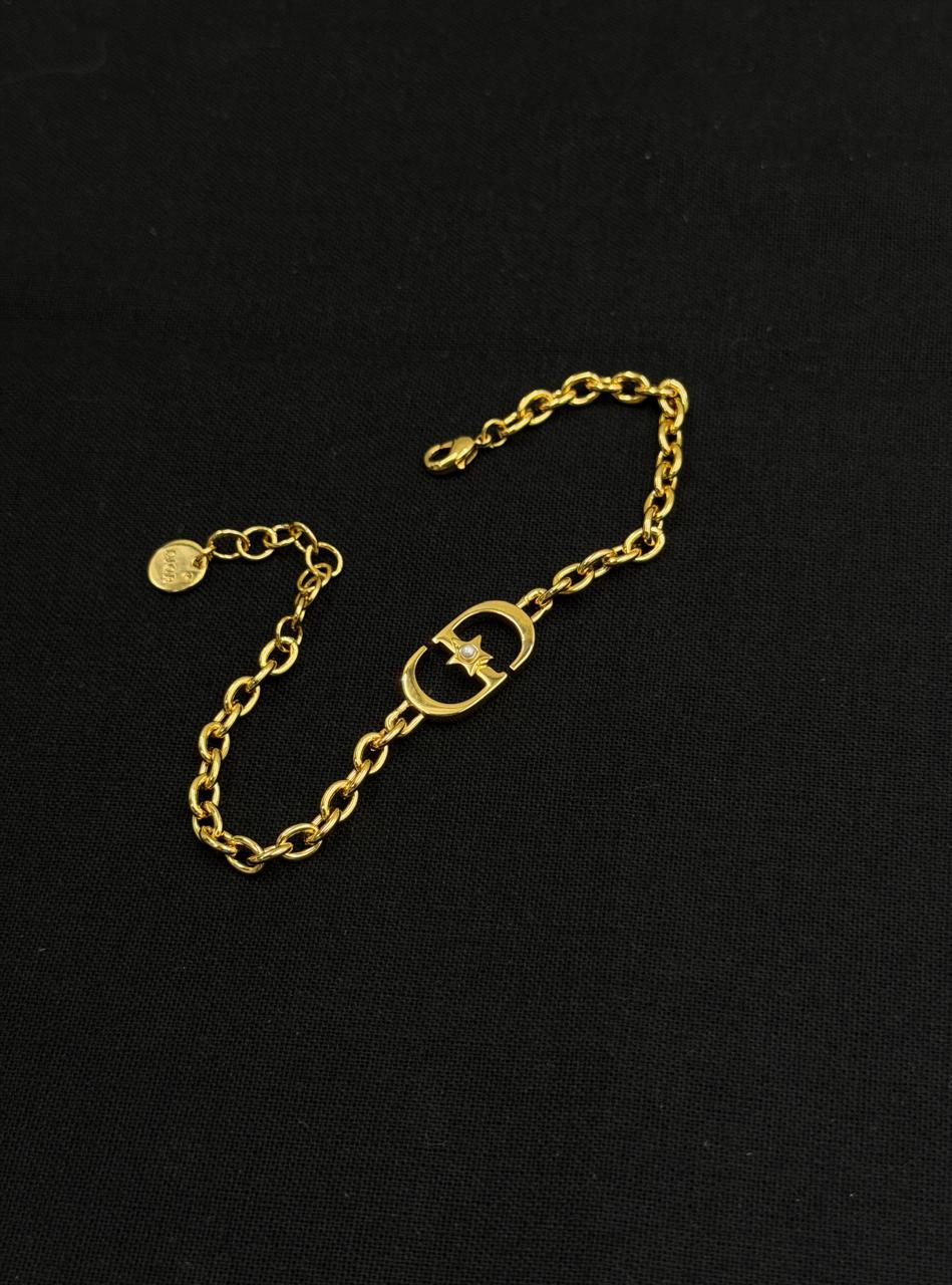 Bracelets & brooches