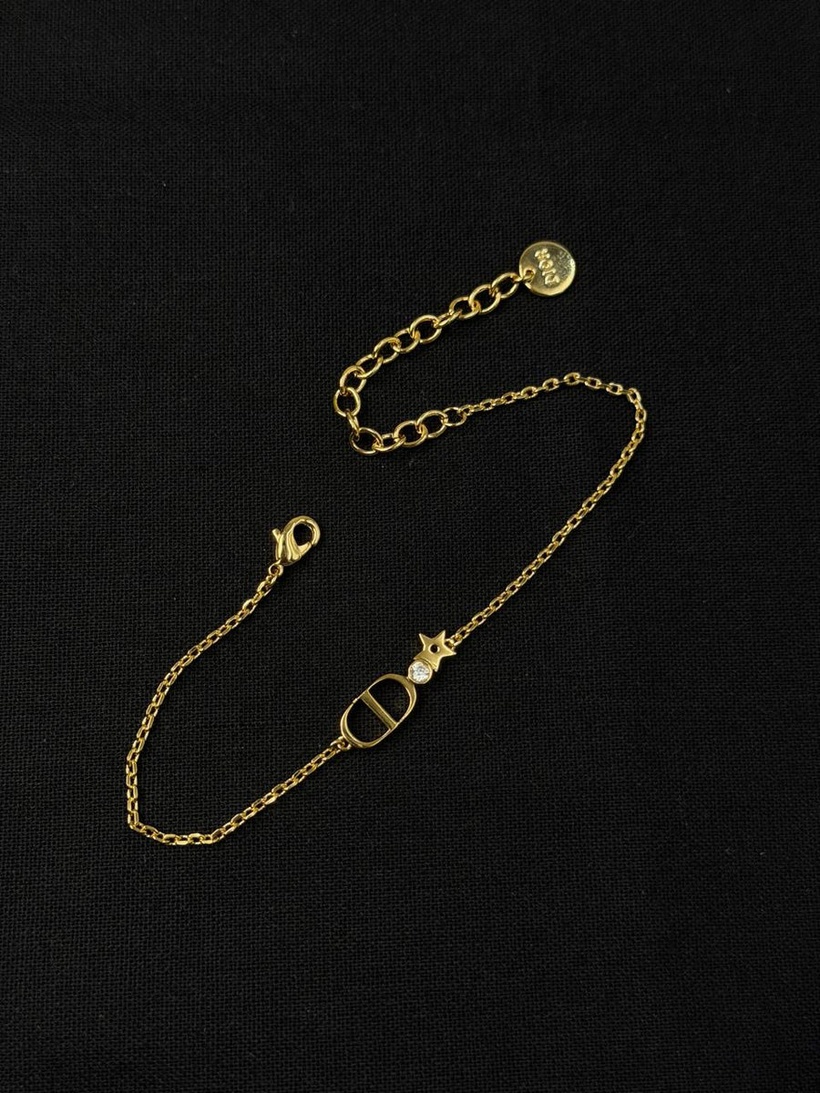 Bracelets & brooches