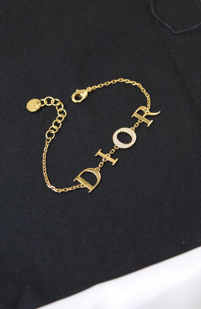 Bracelets & brooches