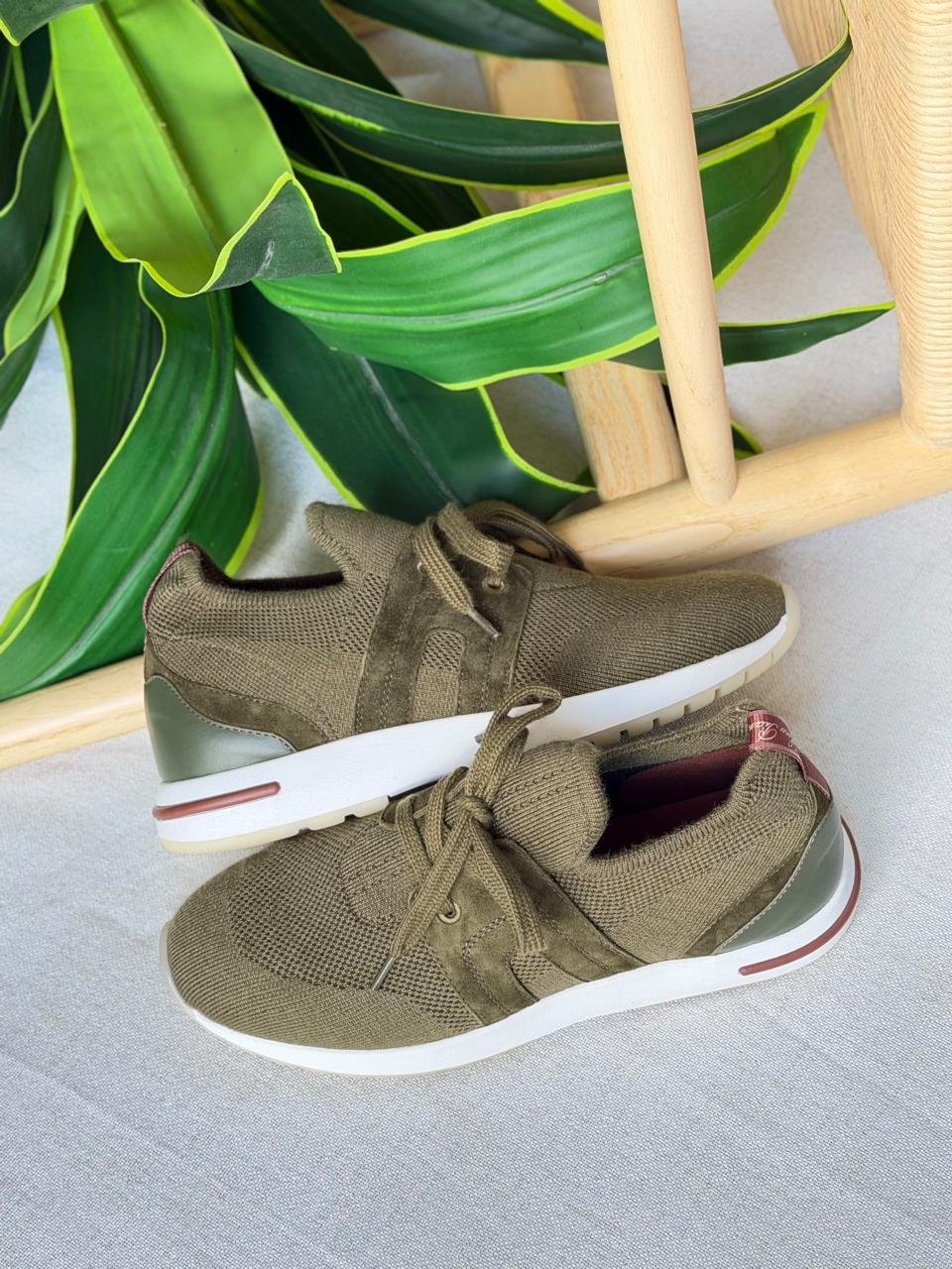 Ladies sneakers