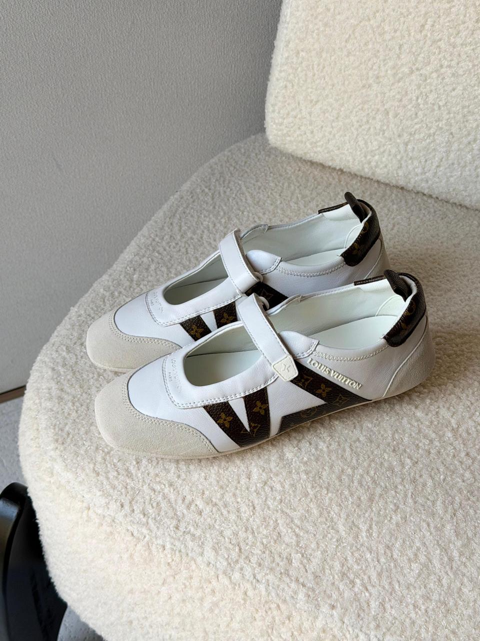 Ladies sneakers