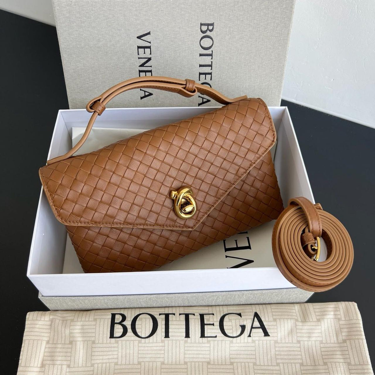 Ladies bo**ega bags