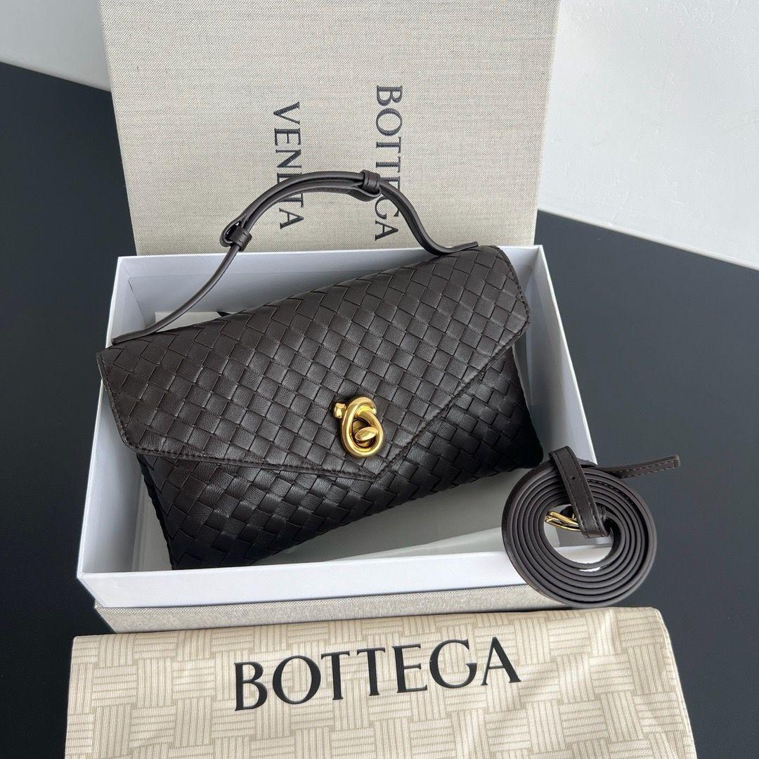 Ladies bo**ega bags