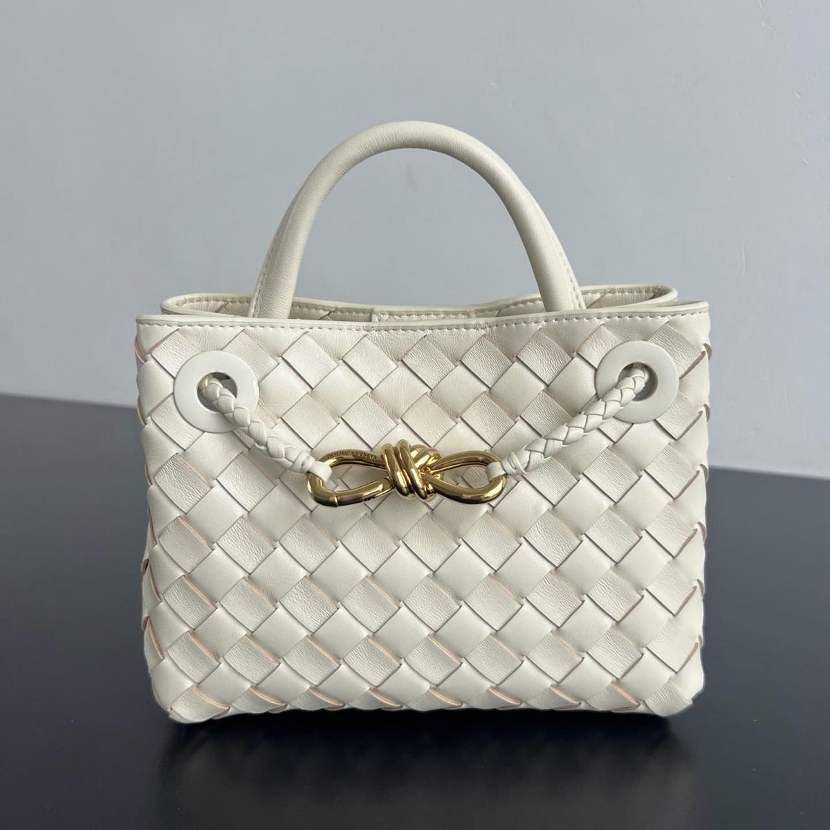 Ladies bo**ega bags