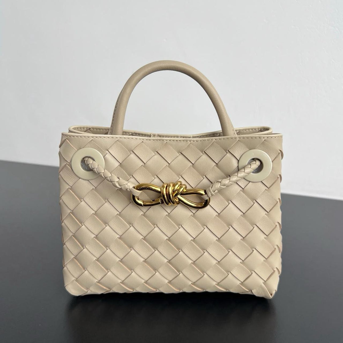 Ladies bo**ega bags