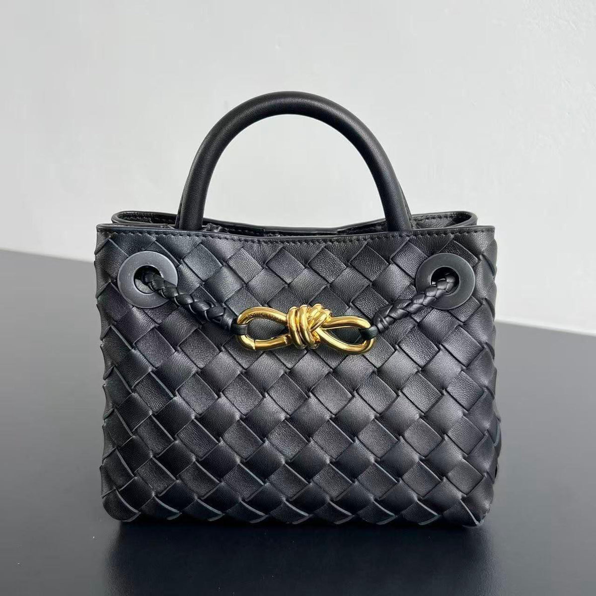 Ladies bo**ega bags